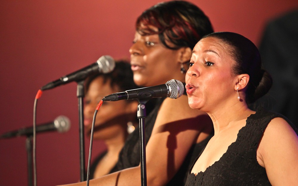 Eng beieinanderstehende Mic´s des Chors der Band J´Traine / © Engelmann Promotion