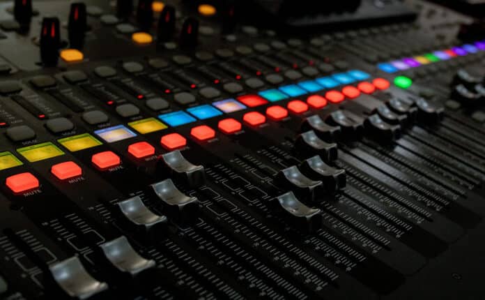 Das Behringer X32 Universalmischpult im Event-Einsatz / © Shutterstock