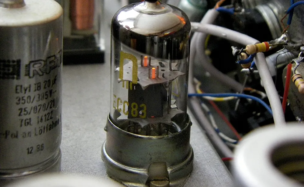 Doppeltriode des Typs ECC83 in der Vorstufe eines Gitarrenverstärkers / © ClemiMD, Wikipedia