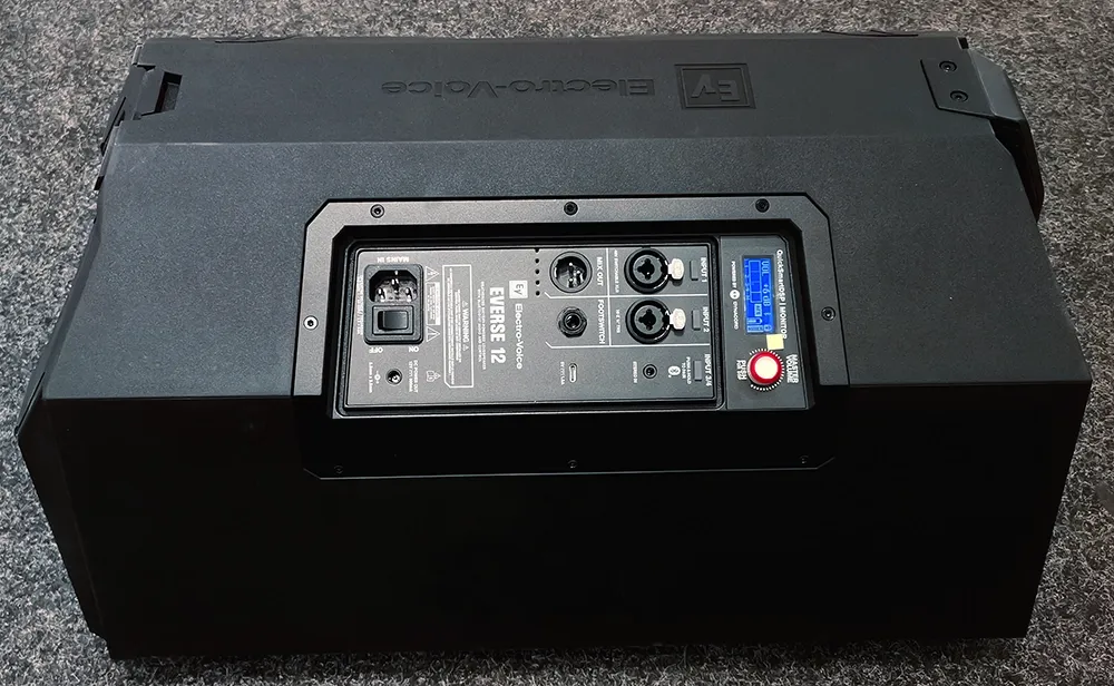 Anschluß- und Bedienpanel des ElectroVoice Everse 12 © EngelmannPromotion