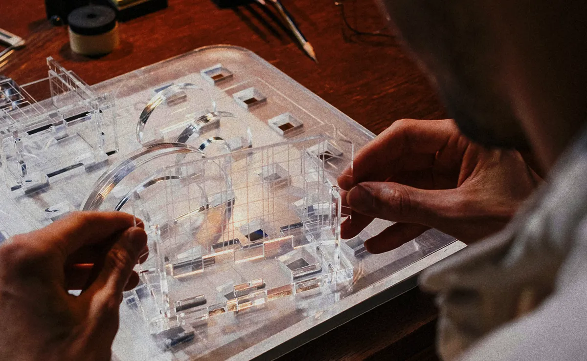 Bau eines transparenten Bühnenmodells zum Testen einer Beleuchtung © Ron Lach, Pexels