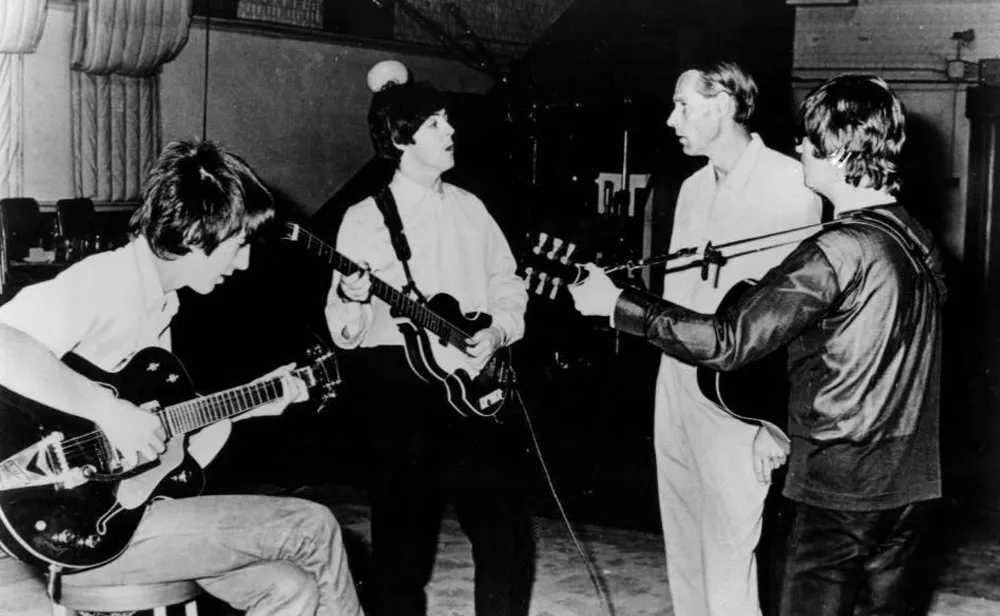 Aufnahmesession der Beatles 1966 zusammen mit ihrem Produzenten George Martin © Capitol Records