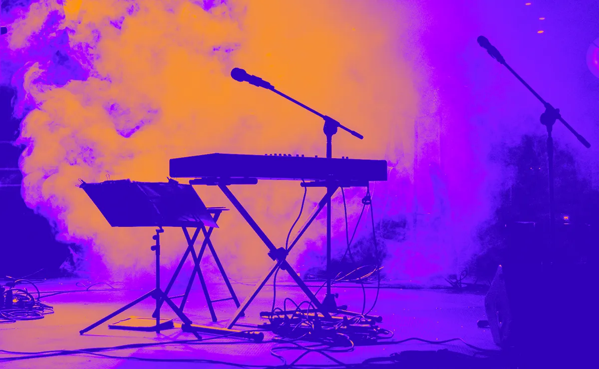 Vom Keyboard lose herunterhängender Kabelsalat ist eine Stolperfalle und damit hoch reparaturanfällig © Hubert P. / Pixabay