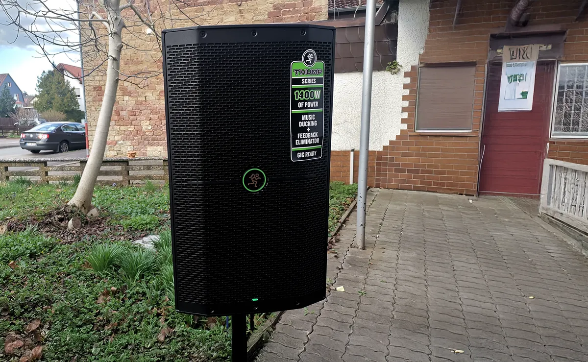 Mackie Thump 210XT auf Stativ im Outdoor Test © Engelmann Promotion